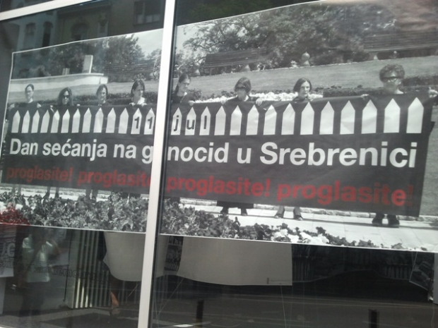 (srpski) Izložba “Lavirint – Pamćenje i odgovornost” – 18 godina od genocida u Srebrenici